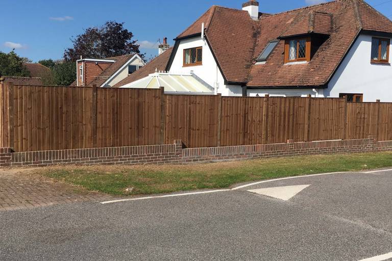 closeboard-fencing-with-brick-wall-base-3393.jpg